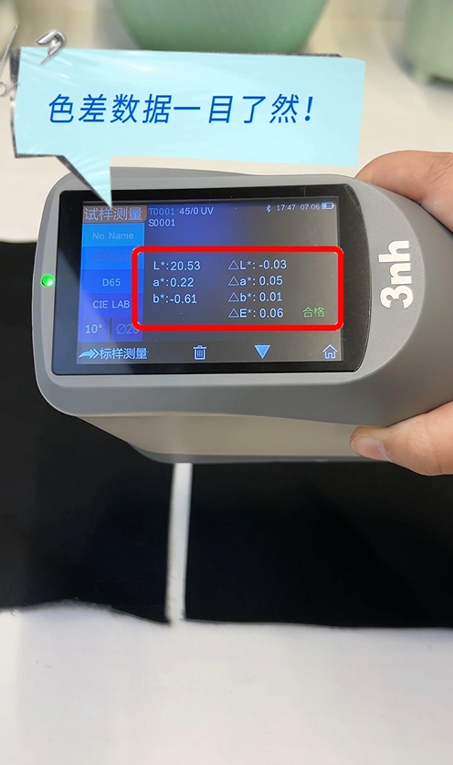 皮革是一種廣泛應用于服裝、家具、鞋類、汽車內飾等領域的材質。它主要由動物的皮膚經過鞣制、加工而成,具有優良的耐用性、舒適性和美觀性。皮革的種類繁多,常見的有牛皮、羊皮、豬皮等,每種皮革都有其獨特的紋理和質感。 然而,在生產過程中,皮革的色差問題常常困擾著制造商。色差不僅影響產品的美觀度,還可能降低產品的市場價值。因此,如何測量皮革的色差并保證產品色調的統一性,成為了皮革行業亟待解決的問題。 首先,我們需要了解色差的概念。色差是指兩個或多個顏色之間的視覺差異,這種差異可能是由于光源、觀察角度、材料本身等因素造成的。在皮革行業,色差主要表現為同一塊皮革的不同部位或不同批次皮革之間的顏色差異。 為了測量皮革的色差,我們可以采用專業的色差儀。色差儀能夠準確測量皮革表面的顏色,并將測量結果以數值形式輸出。通過對比不同皮革樣品的色差數值,我們可以判斷其顏色差異的大小。同時,色差儀還可以提供顏色空間分布圖,幫助我們更直觀地了解皮革顏色的分布情況。 在測量色差時,我們需要注意以下幾點: 保持測量環境的一致性。光源、觀察角度等因素對色差測量結果有很大影響,因此在進行色差測量時,應保持測量環境的一致性,以減少誤差。 選擇合適的測量點。在測量皮革色差時,應選取具有代表性的測量點,如皮革的中心部位、邊緣部位等,以全面反映皮革的顏色差異。 多次測量取平均值。由于皮革表面可能存在紋理、瑕疵等因素,單次測量可能產生誤差。因此,建議進行多次測量并取平均值,以提高測量結果的準確性。 在了解了如何測量皮革的色差后,我們還需要采取措施保證產品色調的統一性。以下是一些建議: 嚴格篩選原材料。在采購皮革原材料時,應選擇顏色均勻、無瑕疵的皮革,以降低色差產生的可能性。 制定嚴格的工藝標準。在生產過程中,應制定嚴格的工藝標準,確保每道工序都符合質量要求,以減少色差問題的發生。 加強質量檢查。在生產過程中,應加強對皮革產品的質量檢查,及時發現并處理色差問題,確保產品色調的統一性。 總之,測量皮革的色差并保證產品色調的統一性是皮革行業的重要任務。通過采用專業的色差儀和制定嚴格的生產工藝標準,我們可以有效地降低色差問題,提高產品的質量和市場競爭力。